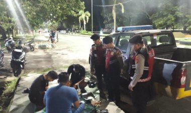 Pastikan Kamtibmas di Kawasan Publik, Sat Samapta Polres Sumbawa Barat Patroli Dialogis di Kemutar Telu Center